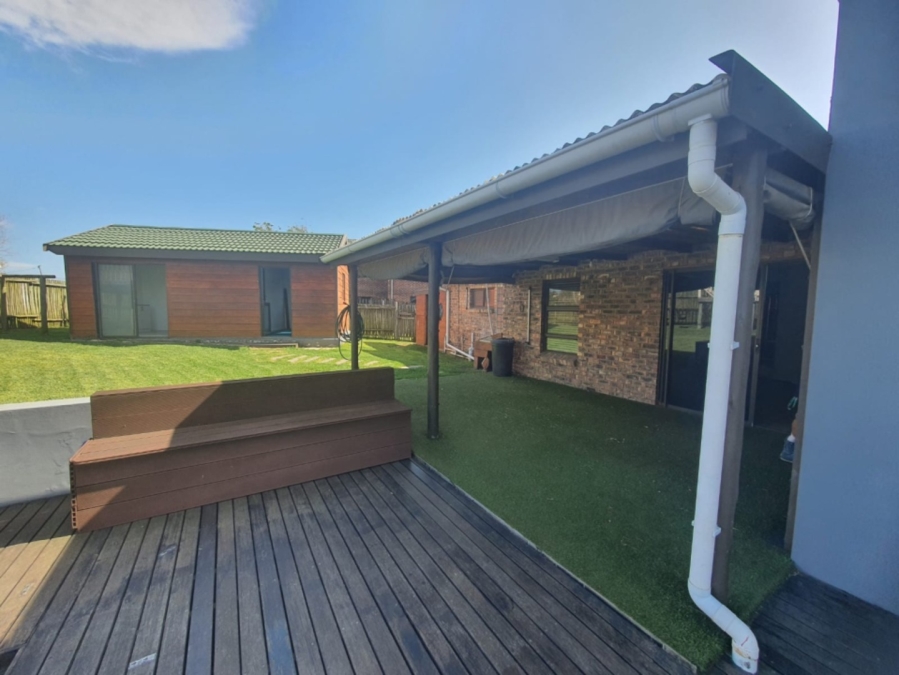To Let 3 Bedroom Property for Rent in Cove Rock Eastern Cape